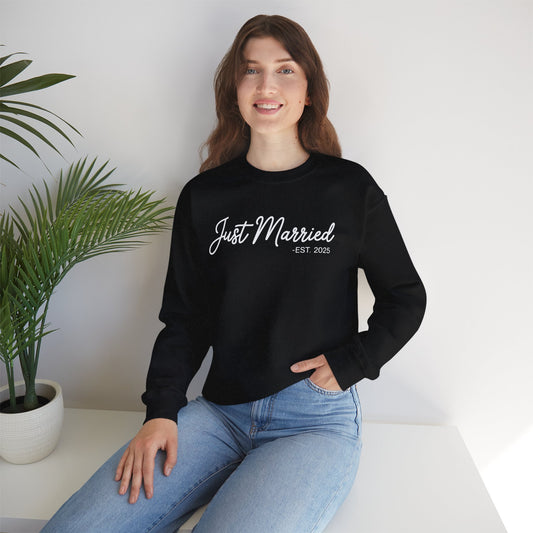 Just Married 2025 Honeymoon Wedding Couples Fiancee Sweatshirt